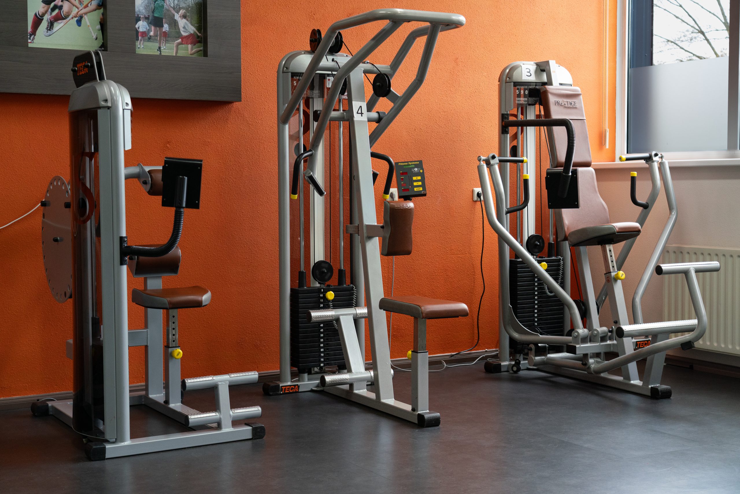 Trainingsruimte van de praktijk voor preventieve trainingstherapie met apparatuur voor onder andere kracht-, balans- en mobiliteitsoefeningen.